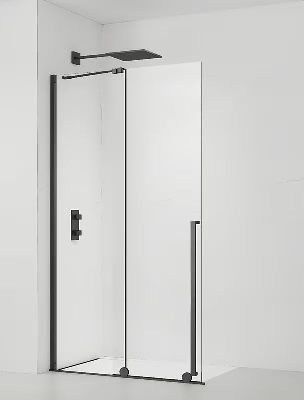 Sprchová zástěna Walk-In SAT Xmotion 120 cm v černém provedení s čirým sklem a posuvným otevíráním.