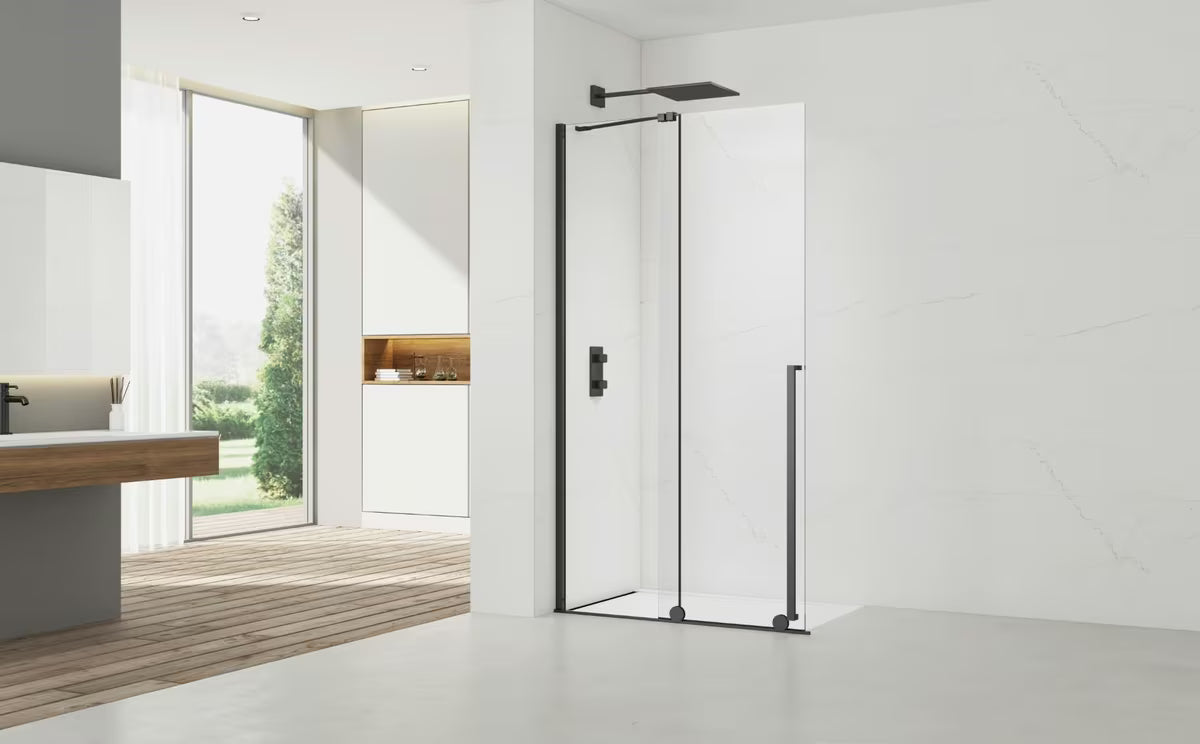 Sprchová zástěna Walk-In SAT Xmotion 120 cm v černém provedení s čirým sklem a posuvným otevíráním.