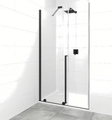 Sprchové dveře walk-in SAT Walk-In Xmotion 140 cm v černém provedení s čirým sklem a posuvným systémem.