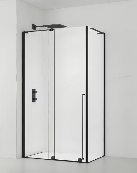 Obdélníkový sprchový kout SAT Walk-In Xmotion 100x80 cm v černém provedení s čirým sklem a posuvnými dveřmi.