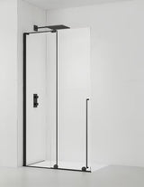 Černá walk-in sprchová zástěna SAT Walk-In Xmotion 110 cm s čirým sklem a posuvným systémem.