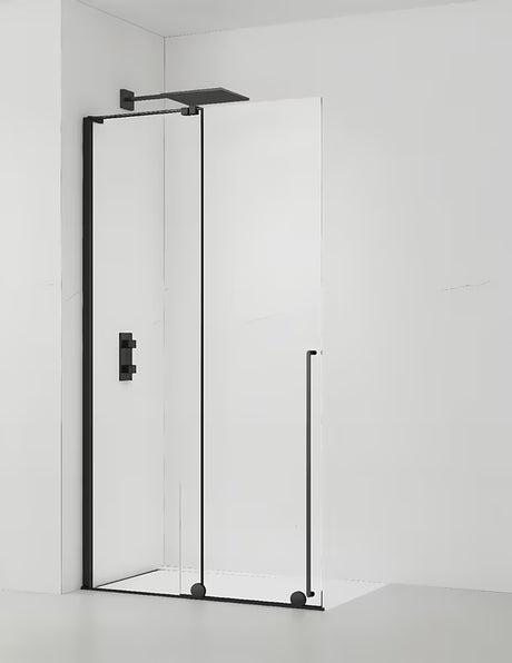 Černá walk-in sprchová zástěna SAT Walk-In Xmotion 110 cm s čirým sklem a posuvným systémem.
