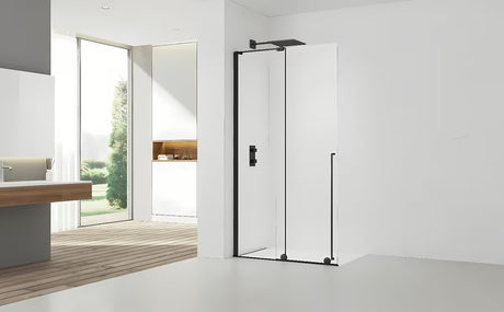Černá walk-in sprchová zástěna SAT Walk-In Xmotion 110 cm s čirým sklem a posuvným systémem.