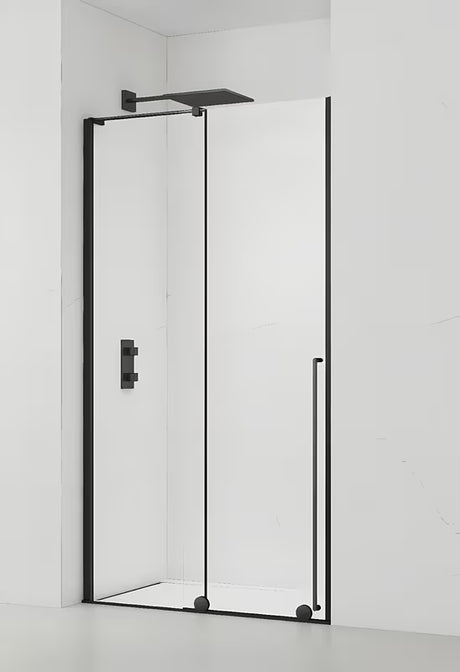 Sprchové dveře do niky SAT Xmotion 140 cm v černé barvě s čirým sklem a posuvným otevíráním.