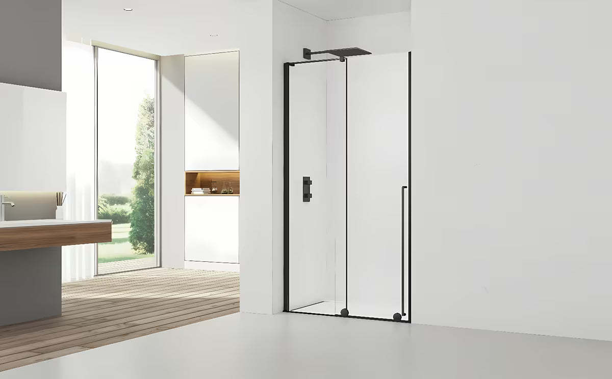 Sprchové dveře do niky SAT Xmotion 140 cm v černé barvě s čirým sklem a posuvným otevíráním.