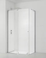 Obdélníkový sprchový kout SAT Xmotion 140x90 cm v lesklém chromu s čirým sklem a posuvnými dveřmi.