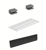 Sada koupelnových doplňků SAT X-Way s policí, úchyty a stěrkou na sklo v moderním minimalistickém designu.