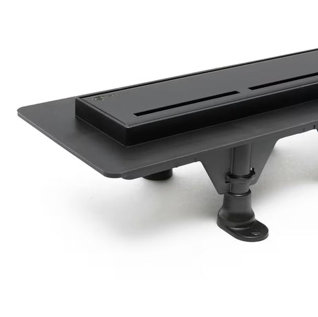 Sprchový žlab SAT 70 cm v černé matné barvě s nerezovým roštem pro moderní koupelnu.