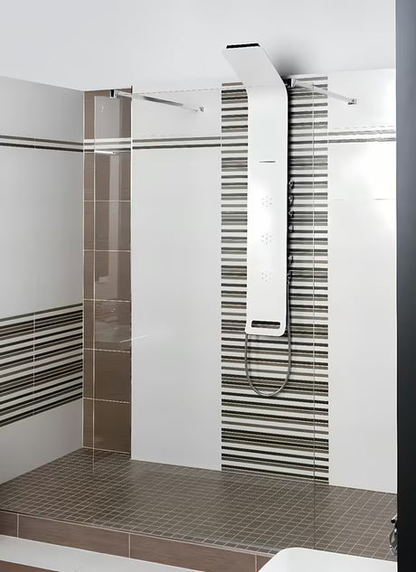 Bílý sprchový panel SIKO Alushower se 4 funkcemi včetně hlavové a ruční sprchy, vodopádu a masážních trysek.