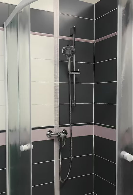 Chromová ruční sprcha SIKO s průměrem 115 mm a přepínáním 3 sprchových proudů tlačítkem.