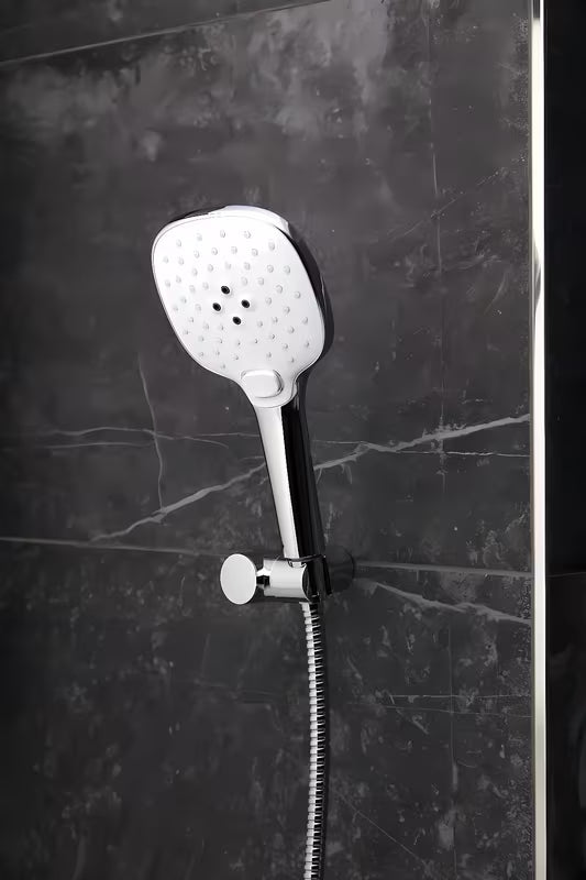 Bílá ruční sprcha SIKO s chromem, průměr 12 cm, se 3 proudy a tlačítkem pro přepínání.