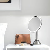 Kosmetické zrcátko Simplehuman Dual Touch v kartáčované nerezové oceli s Tru-lux LED osvětlením a zvětšením 5x.