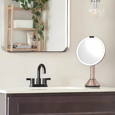 Kosmetické zrcátko Simplehuman Dual Touch v barvě rose gold s Tru-lux LED osvětlením a dotykovým ovládáním jasu.