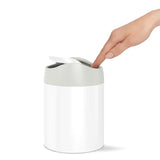 Stolní odpadkový koš Simplehuman Mini bin v provedení bílá ocel s vyklápěcím víkem