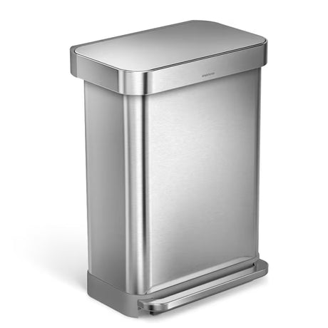 Pedálový odpadkový koš Simplehuman z kartáčované nerezové oceli s tichým chodem a skrytými okraji sáčku.