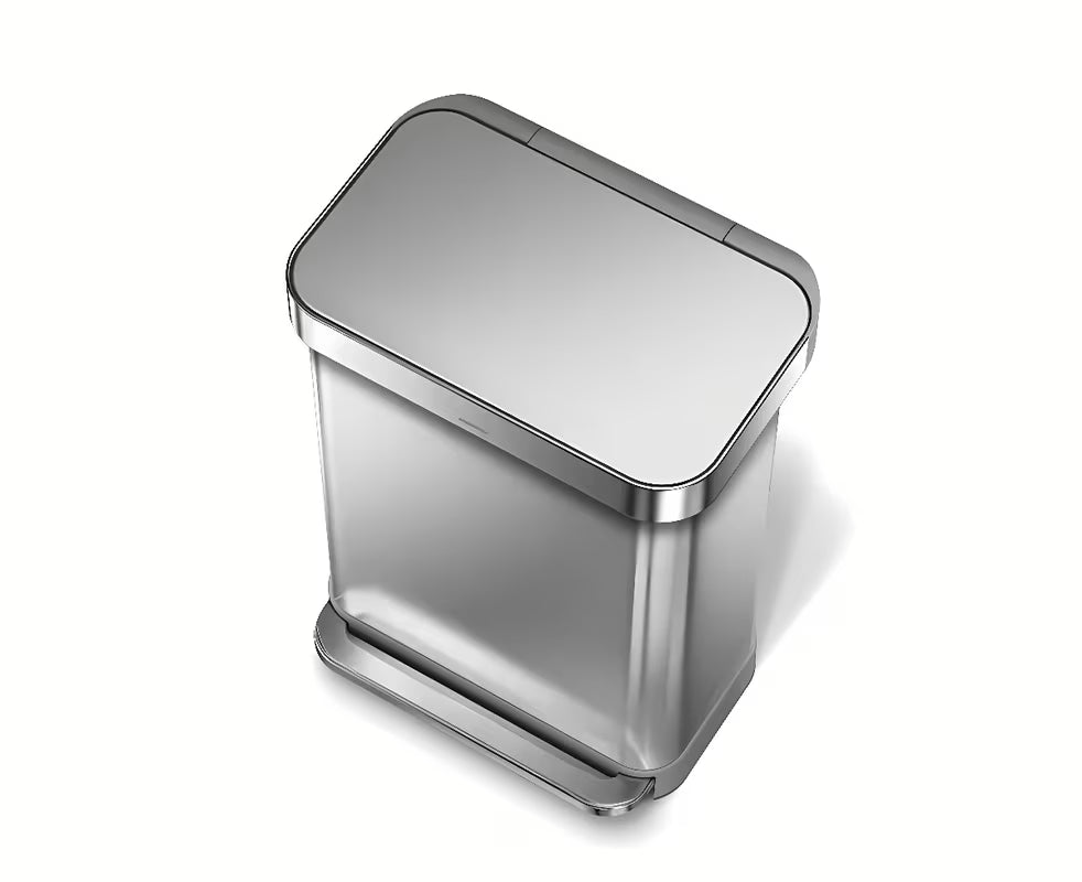 Pedálový odpadkový koš Simplehuman z kartáčované nerezové oceli s tichým chodem a skrytými okraji sáčku.