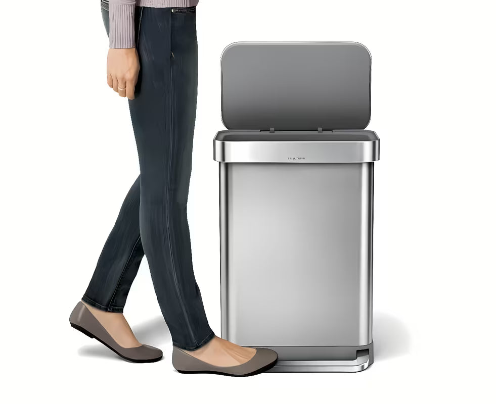 Pedálový odpadkový koš Simplehuman z kartáčované nerezové oceli s tichým chodem a skrytými okraji sáčku.