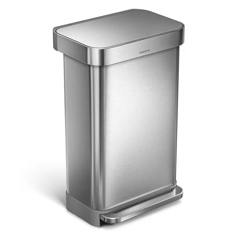 Pedálový odpadkový koš Simplehuman 45 l z kartáčované nerez oceli s tichým zavíráním víka.