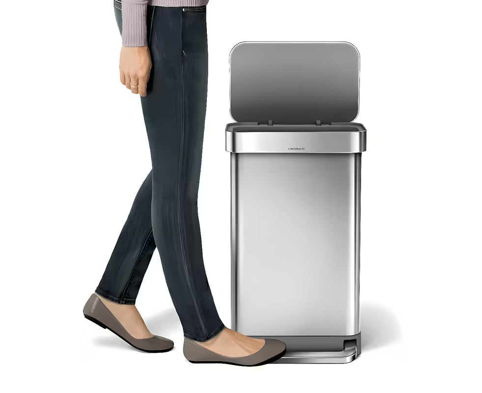 Pedálový odpadkový koš Simplehuman 45 l z kartáčované nerez oceli s tichým zavíráním víka.