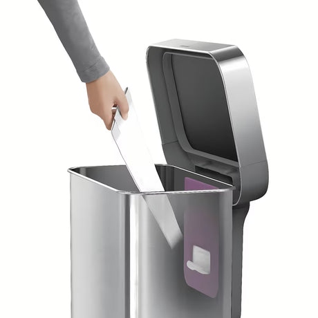 Pedálový odpadkový koš Simplehuman 45 l z kartáčované nerez oceli s tichým zavíráním víka.