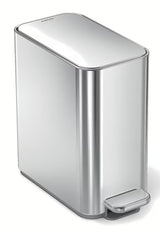 Úzký pedálový odpadkový koš Simplehuman z nerezu s objemem 5 litrů vhodný do koupelny a na WC.