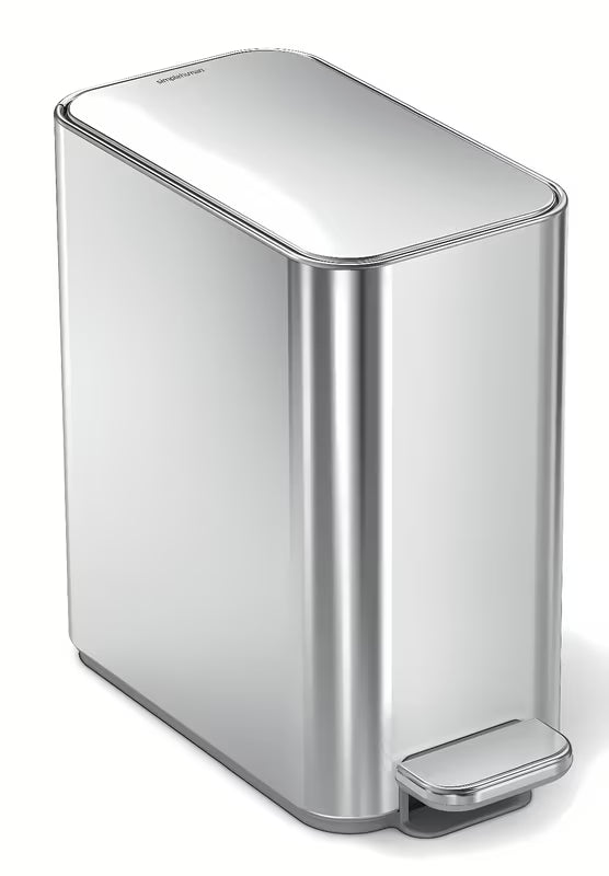 Úzký pedálový odpadkový koš Simplehuman z nerezu s objemem 5 litrů vhodný do koupelny a na WC.
