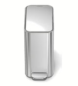 Úzký pedálový odpadkový koš Simplehuman z nerezu s objemem 5 litrů vhodný do koupelny a na WC.