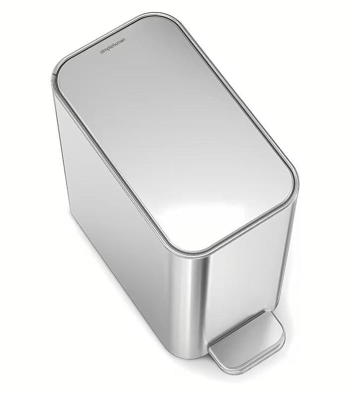 Úzký pedálový odpadkový koš Simplehuman z nerezu s objemem 5 litrů vhodný do koupelny a na WC.