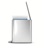 Úzký pedálový odpadkový koš Simplehuman z nerezu s objemem 5 litrů vhodný do koupelny a na WC.