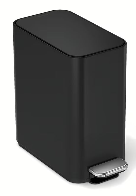 Černý úzký pedálový odpadkový koš Simplehuman CW2101 o objemu 5 litrů vhodný do koupelny a na WC.