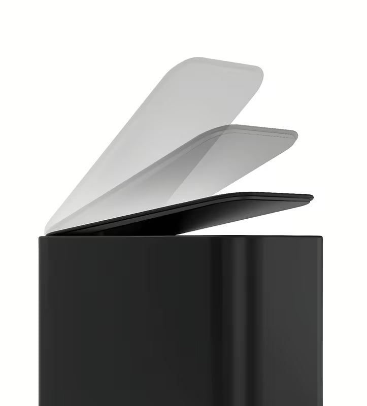 Černý úzký pedálový odpadkový koš Simplehuman CW2101 o objemu 5 litrů vhodný do koupelny a na WC.