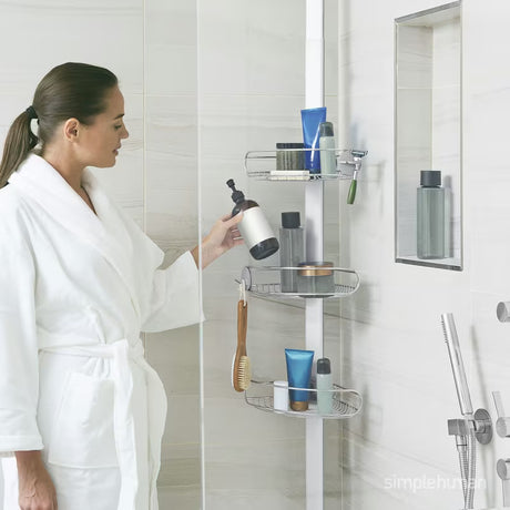 Nastavitelná sprchová tyč Simplehuman Shower caddy s drátěnými poličkami do rohu v nerezovém provedení.