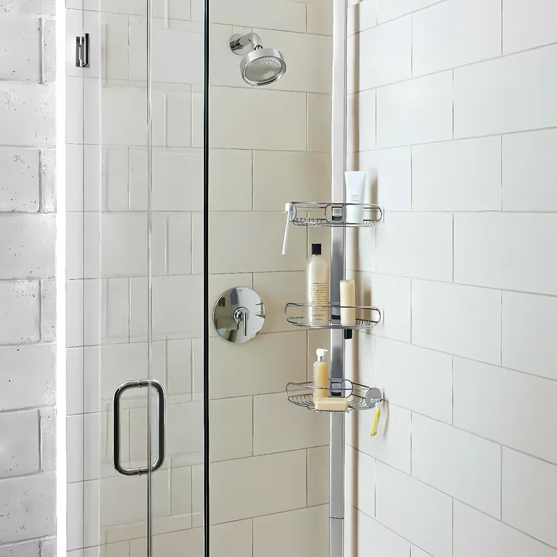 Nastavitelná sprchová tyč Simplehuman Shower caddy s drátěnými poličkami do rohu v nerezovém provedení.