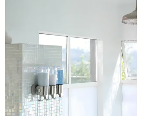 Nástěnný dávkovač mýdla Simplehuman Wall se třemi průhlednými nádobkami v kartáčované oceli.