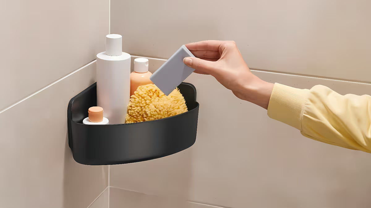 Rohová sprchová polička Tesa v matné černé barvě s montáží bez vrtání pomocí Powerstrips Waterproof.
