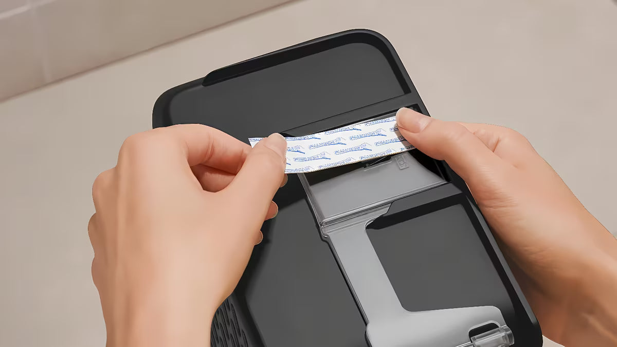 Rohová sprchová polička Tesa v matné černé barvě s montáží bez vrtání pomocí Powerstrips Waterproof.
