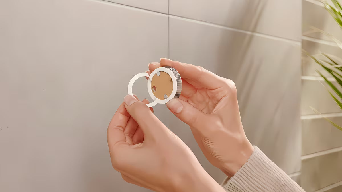 Samolepicí dvojitý držák ručníků Tesa Moon v bronzové barvě bez vrtání