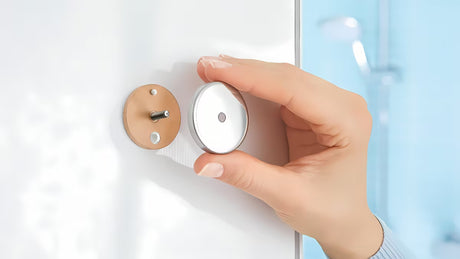 Chromový široký košík do sprchy Tesa Aluxx s montáží bez vrtání pomocí technologie tesa® Power.Kit.