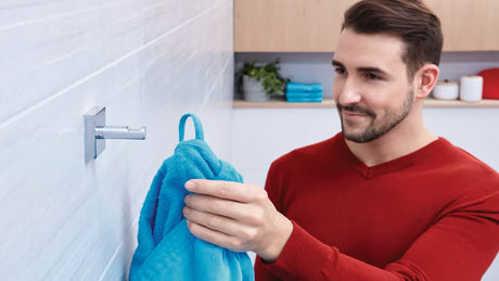 Chromovaný držák toaletního papíru Tesa Ekkro s moderním hranatým designem pro montáž na stěnu bez vrtání.