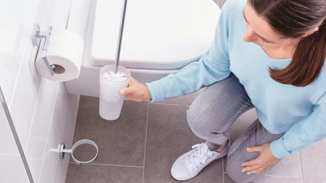 Chromovaná nástěnná WC štětka Tesa Elegaant s matnou skleněnou nádobkou a montáží bez vrtání.