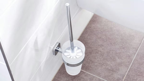 Chromovaná nástěnná WC štětka Tesa Elegaant s matnou skleněnou nádobkou a montáží bez vrtání.
