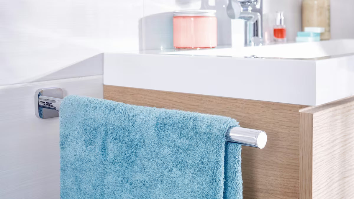 Chromovaný držák ručníků Tesa Elegaant se samolepicí montáží bez vrtání
