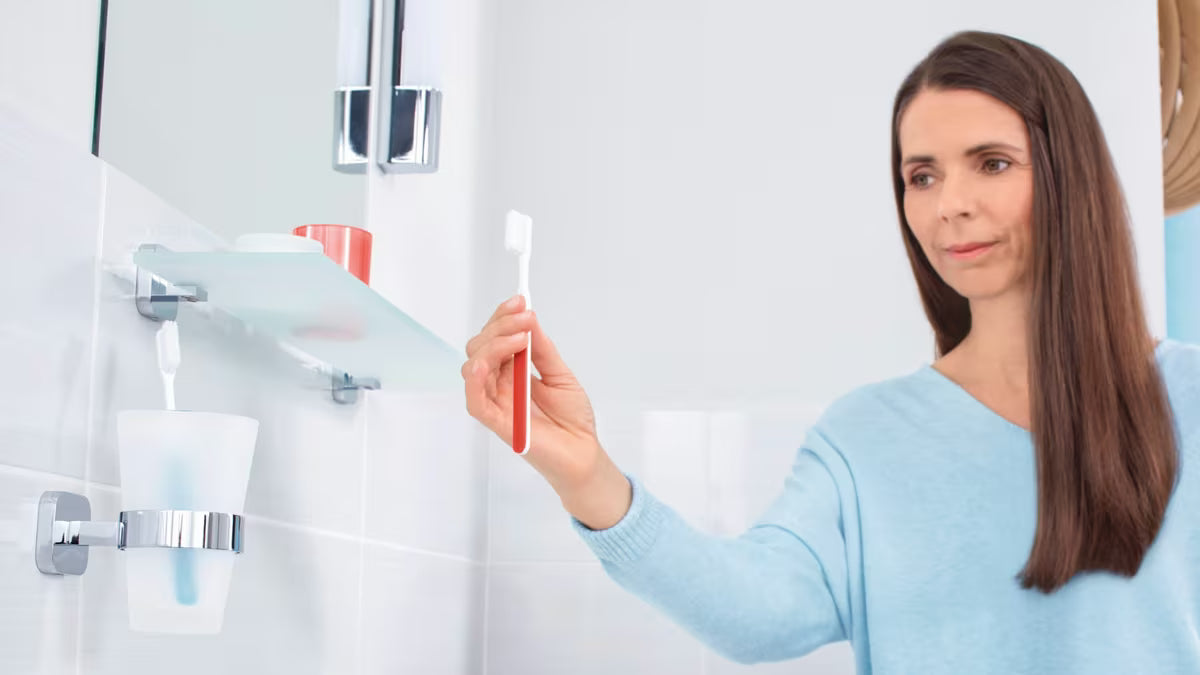 Chromový držák skleničky a kartáčků Tesa Elegaant s pohárkem z matného skla na stěnu