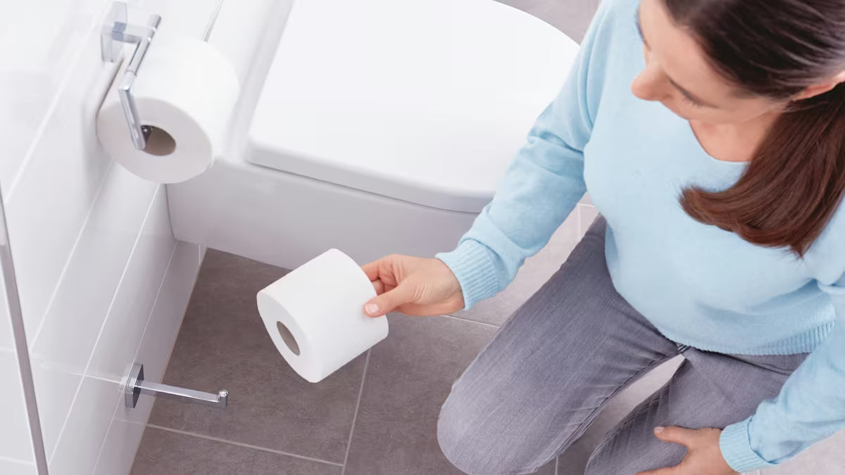 Chromový držák toaletního papíru Tesa Elegaant s montáží bez vrtání a lesklým povrchem