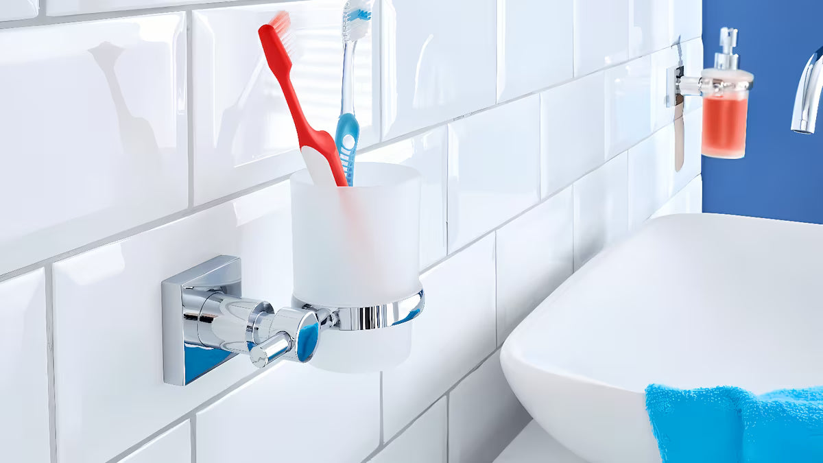 Tesa Hukk držák skleniček v hranatém designu včetně skleničky z mléčného skla v chromu