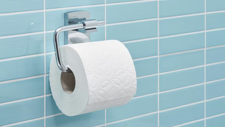 Chromovaný držák toaletního papíru Tesa Klaam se samolepicí montáží Power.Kit bez vrtání