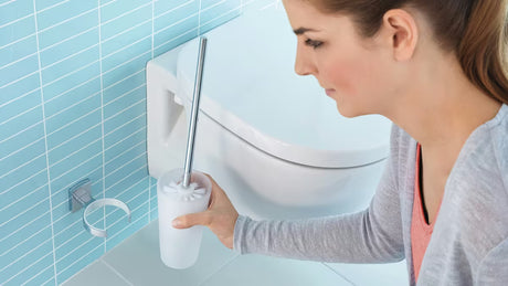 Chromová nástěnná WC štětka Tesa Klaam s držákem pro moderní koupelnu