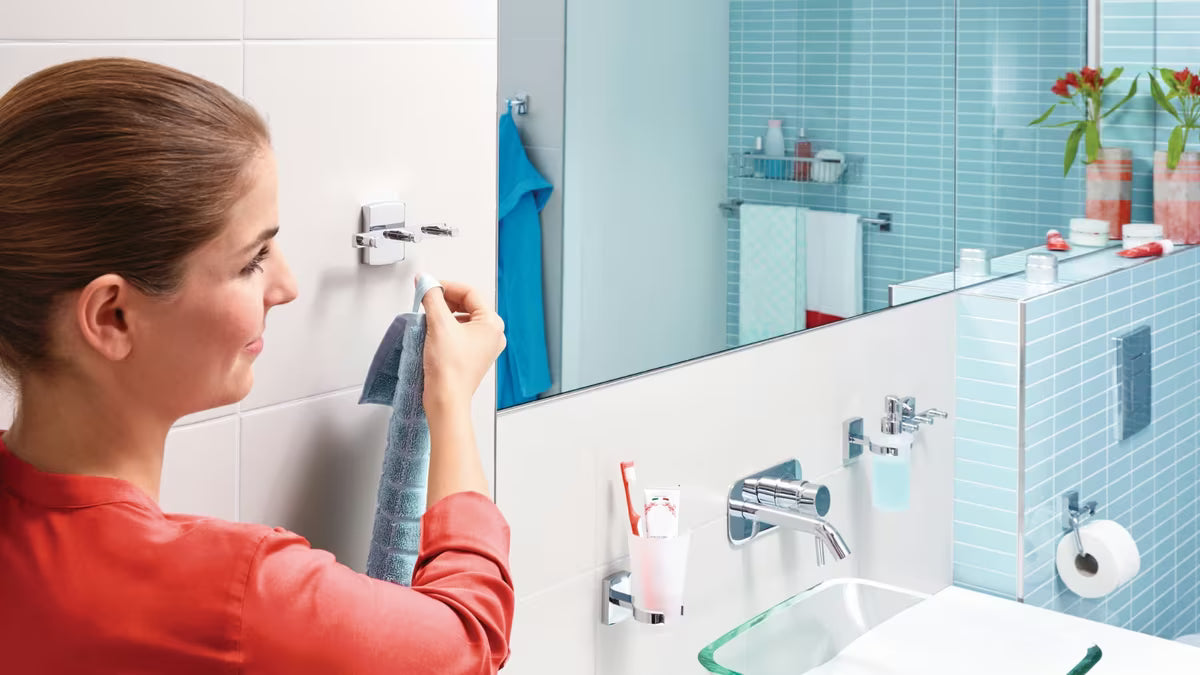 Samolepicí háček Tesa Klaam v lesklém chromu pro zavěšení ručníků bez vrtání