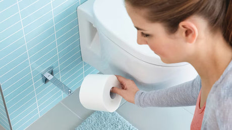 Chromovaný držák toaletního papíru tesa Klaam s montáží bez vrtání pomocí technologie Power.Kit.