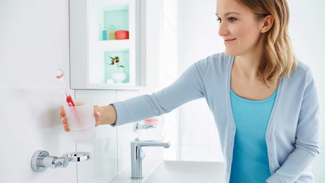 Chromový držák skleničky a kartáčků Tesa Loxx s matným sklem na stěnu